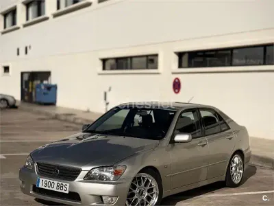 Usado Lexus IS200 155 CV (114 kW) 1999 Gris / plata Berlina
