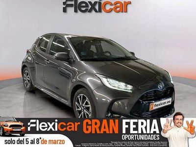 Usado Toyota Yaris Hybrid Plus 116 CV (85 kW) 2022 Gris Berlina