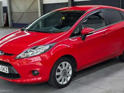 Usado Ford Fiesta Ghia 97 CV (71 kW) 2009 Rojo Utilitario