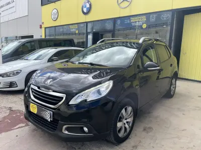 Usado Peugeot 2008 Active 100 CV (73 kW) 2015 Negro SUV