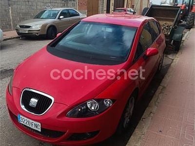 Usado Seat Leon Reference 105 CV (77 kW) 2007 Rojo Utilitario