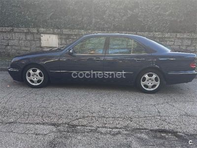 Azul Usado 2000 Mercedes E270 Avantgarde Berlina | 2900 €