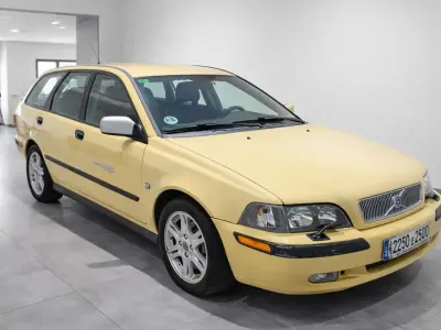 Usado Volvo V40 122 CV (89 kW) 2001 Amarillo Familiar