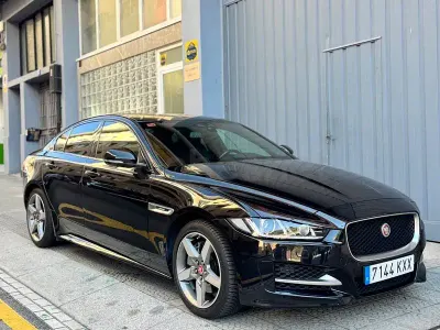 Usado Jaguar XE R-Sport 180 CV (132 kW) 2019 Negro Berlina