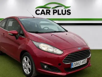 Usado Ford Fiesta Trend 95 CV (69 kW) 2013 Violeta / lila Berlina