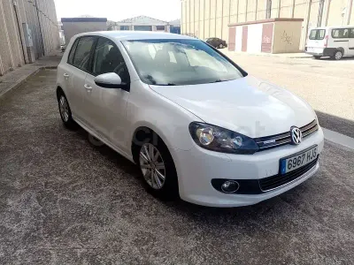 Usado VW Golf VII 105 CV (77 kW) 2013 Blanco Berlina
