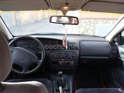 Usado Opel Omega 130 CV (95 kW) 1995 Verde Berlina