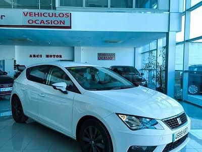 Usado Seat Leon Style 130 CV (95 kW) 2018 Blanco Berlina