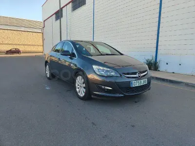 Usado Opel Astra Excellence 110 CV (80 kW) 2015 Marrón Berlina