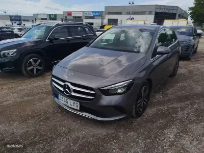 Usado Mercedes B180 116 CV (85 kW) 2022 Gris Utilitario