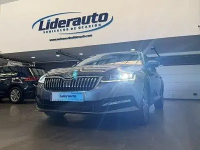 Usado Skoda Superb Ambition 150 CV (110 kW) 2022 Gris / plata Berlina