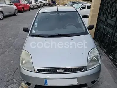 Usado Ford Fiesta Ambiente 68 CV (50 kW) 2004 Gris / plata Utilitario