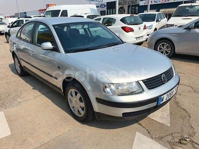 Usado VW Passat Trendline 90 CV (66 kW) 1999 Gris / plata Berlina