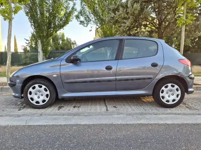 Usado Peugeot 206 70 CV (51 kW) 2006 Gris / plata Berlina