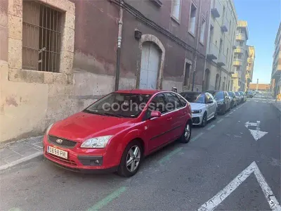 Usado Ford Focus Business Edition 100 CV (73 kW) 2007 Rojo Berlina