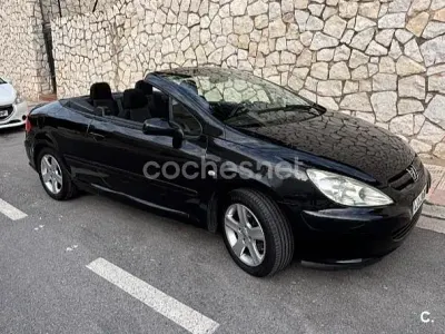 Usado Peugeot 307 CC 110 CV (80 kW) 2005 Negro Descapotable