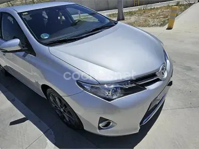 Usado Toyota Auris Hybrid Advance 136 CV (100 kW) 2013 Gris / plata Berlina