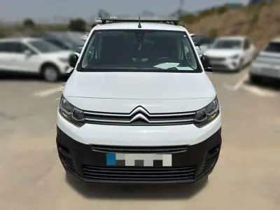 Usado Citroën Berlingo Live 102 CV (75 kW) 2023 Blanco Monovolumen