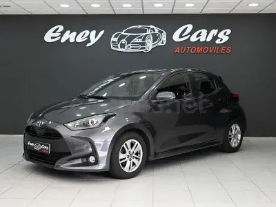 Usado Toyota Yaris Hybrid Active 116 CV (85 kW) 2024 Gris / plata Berlina