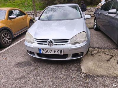 Usado VW Golf V Highline 105 CV (77 kW) 2007 Gris / plata Berlina