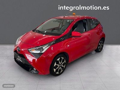 Usado Toyota Aygo X-play 72 CV (52 kW) 2019 Rojo Utilitario