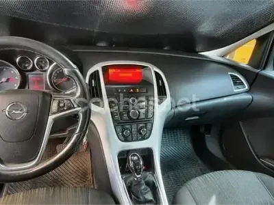 Usado Opel Astra Enjoy 110 CV (80 kW) 2012 Negro Berlina