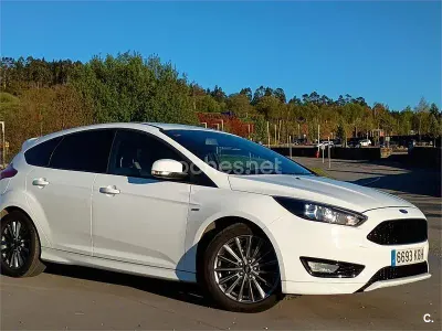 Usado Ford Focus ST-Line 125 CV (91 kW) 2017 Blanco Berlina