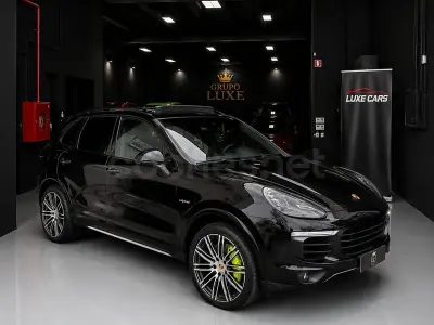 Usado Porsche Cayenne S E-Hybrid Platinum Edition 416 CV (305 kW) 2017 Negro SUV