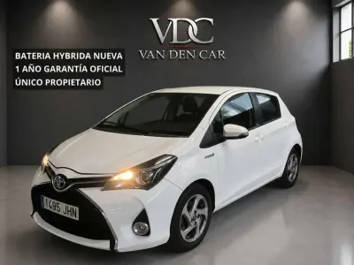 Usado Toyota Yaris Hybrid Active 99 CV (72 kW) 2015 Blanco Utilitario