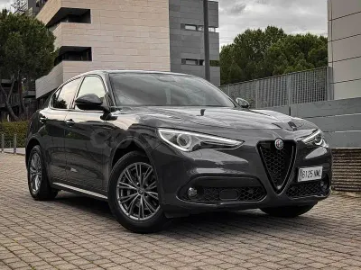 Usado Alfa Romeo Stelvio Sprint 190 CV (139 kW) 2022 Gris / plata SUV