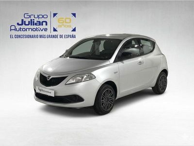 Usado Lancia Ypsilon 67 CV (49 kW) 2020 Plateado Utilitario