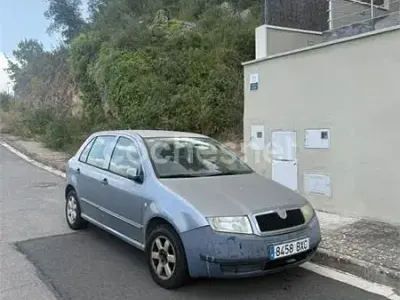 Usado Skoda Fabia Classic 64 CV (47 kW) 2002 Gris / plata Berlina