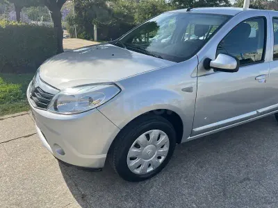 Usado Dacia Sandero Ambiance 75 CV (55 kW) 2012 Gris / plata Berlina