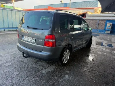 Usado VW Touran Highline 136 CV (100 kW) 2004 Gris / plata Monovolumen