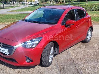 Granate Usado 2015 Mazda 2 Luxury Berlina | 8290 € (Precio justo)