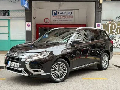 Usado Mitsubishi Outlander P-HEV 203 CV (149 kW) 2018 Negro SUV