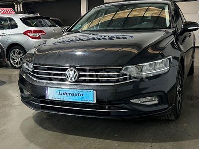 Usado VW Passat Business 120 CV (88 kW) 2020 Gris / plata Berlina