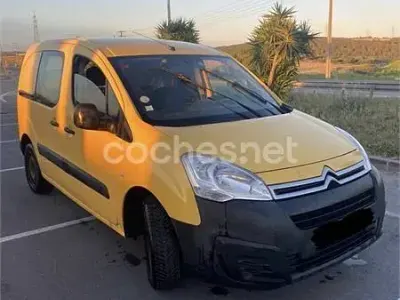 Usado Citroën Berlingo Live 100 CV (73 kW) 2018 Amarillo Monovolumen