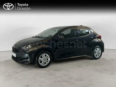 Usado Toyota Yaris 125 CV (91 kW) 2021 Negro Utilitario