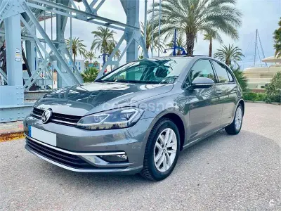 Usado VW Golf VII Advance 125 CV (91 kW) 2018 Gris / plata Berlina