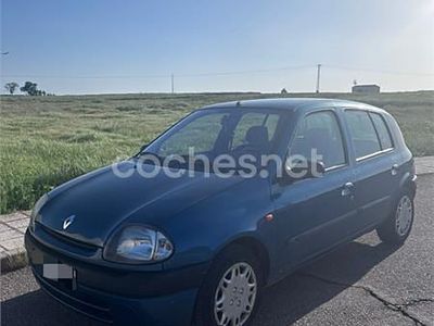 Begagnad Renault Clio II 65 HK (47 kW) 1999 Blå Sedan