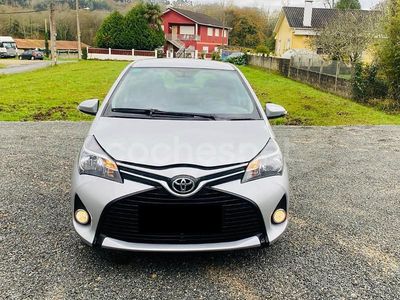 Gris / plata Usado 2015 Toyota Yaris Live Berlina | 8500 € (Precio justo)