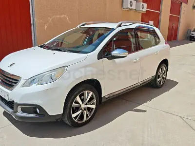 Usado Peugeot 2008 Allure 100 CV (73 kW) 2015 Blanco SUV