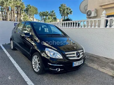 Usado Mercedes B180 122 CV (89 kW) 2011 Negro Monovolumen