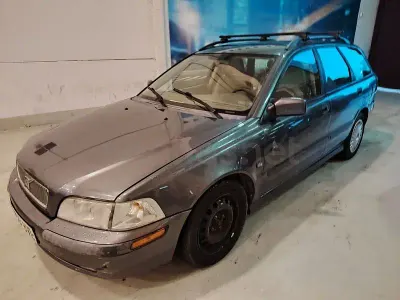 Usado Volvo V40 115 CV (84 kW) 2002 Azul Familiar