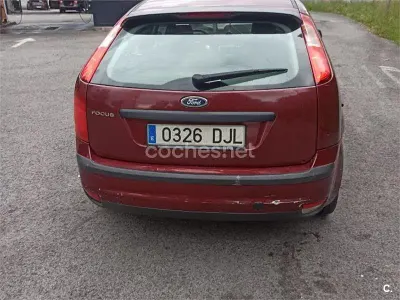 Usado Ford Focus Trend 100 CV (73 kW) 2005 Rojo Berlina