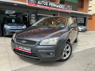 Usado Ford Focus Ghia 115 CV (84 kW) 2007 Gris / plata Berlina