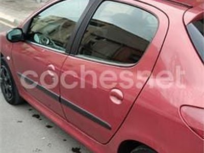 Usado Peugeot 206 75 CV (55 kW) 2003 Rojo Berlina