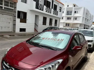 Usado Hyundai i30 100 CV (73 kW) 2015 Granate Berlina