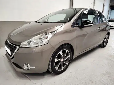 Usado Peugeot 208 Allure 68 CV (50 kW) 2012 Beige Utilitario